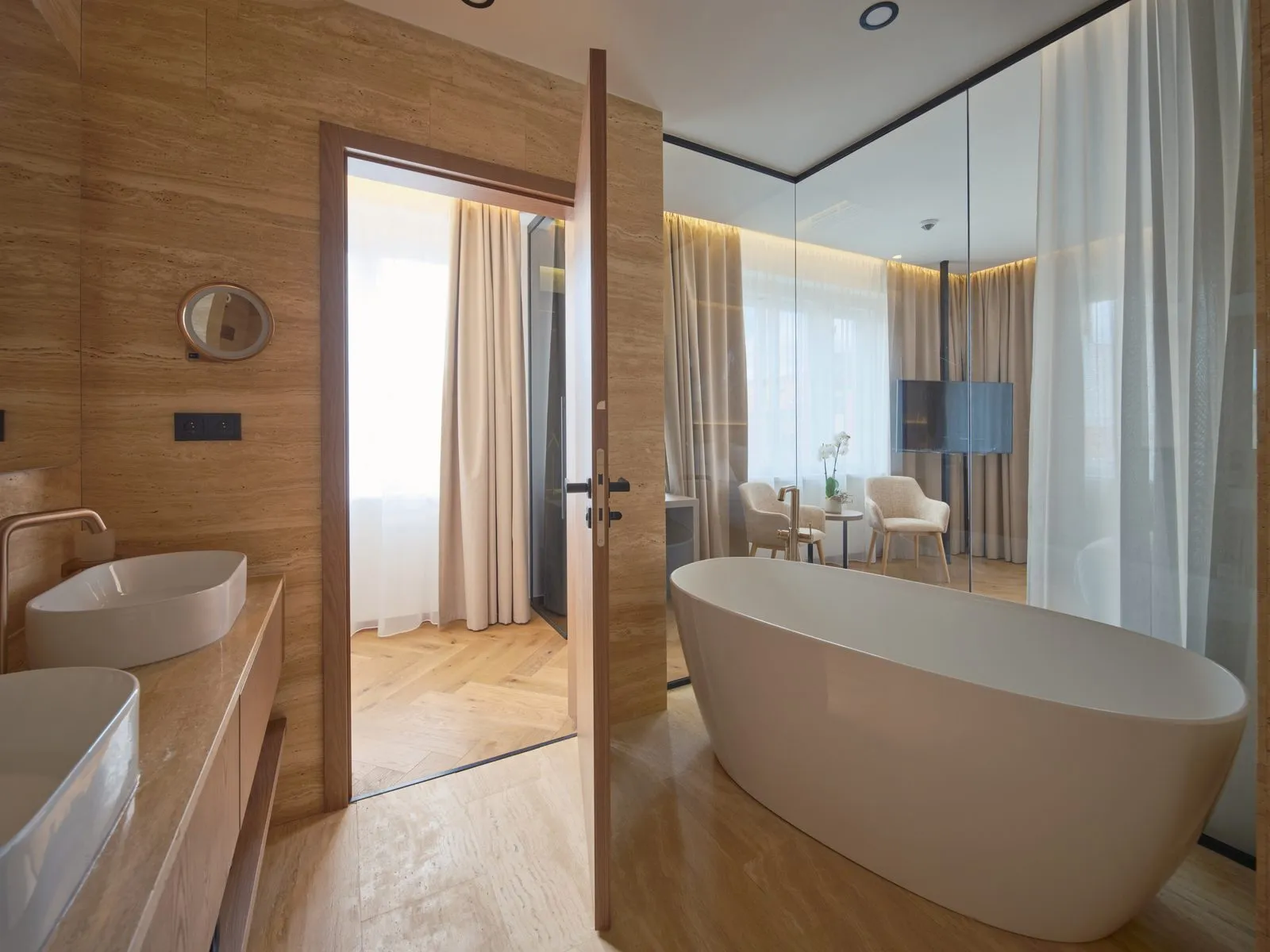 Koupelna s volně stojící vanou – The Benedict Boutique Hotel