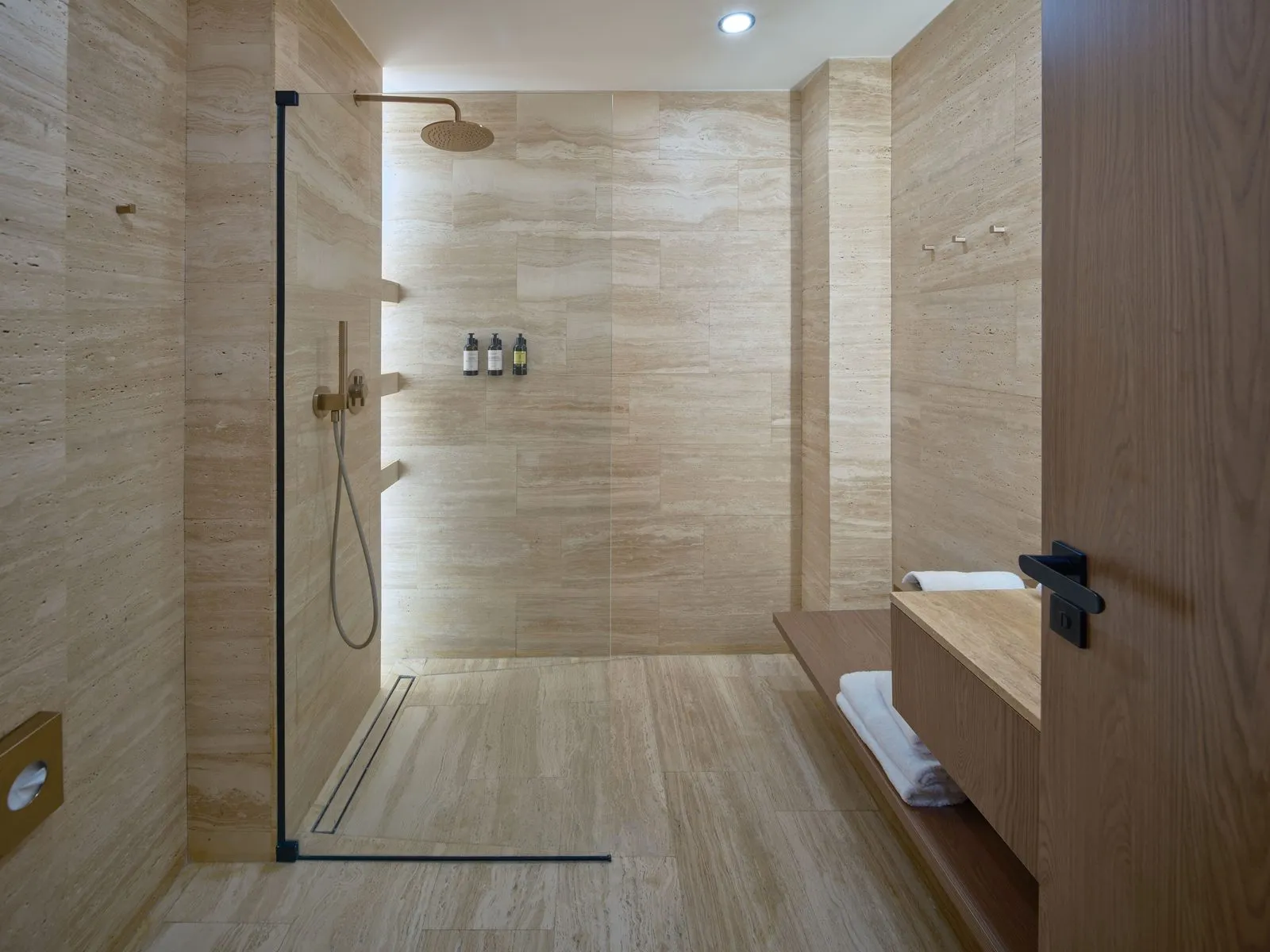 Koupelna se sprchovým koutem – The Benedict Boutique Hotel