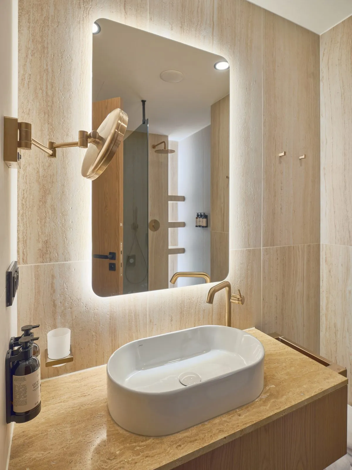 Umyvadlo s podsvíceným zrcadlem – The Benedict Boutique Hotel