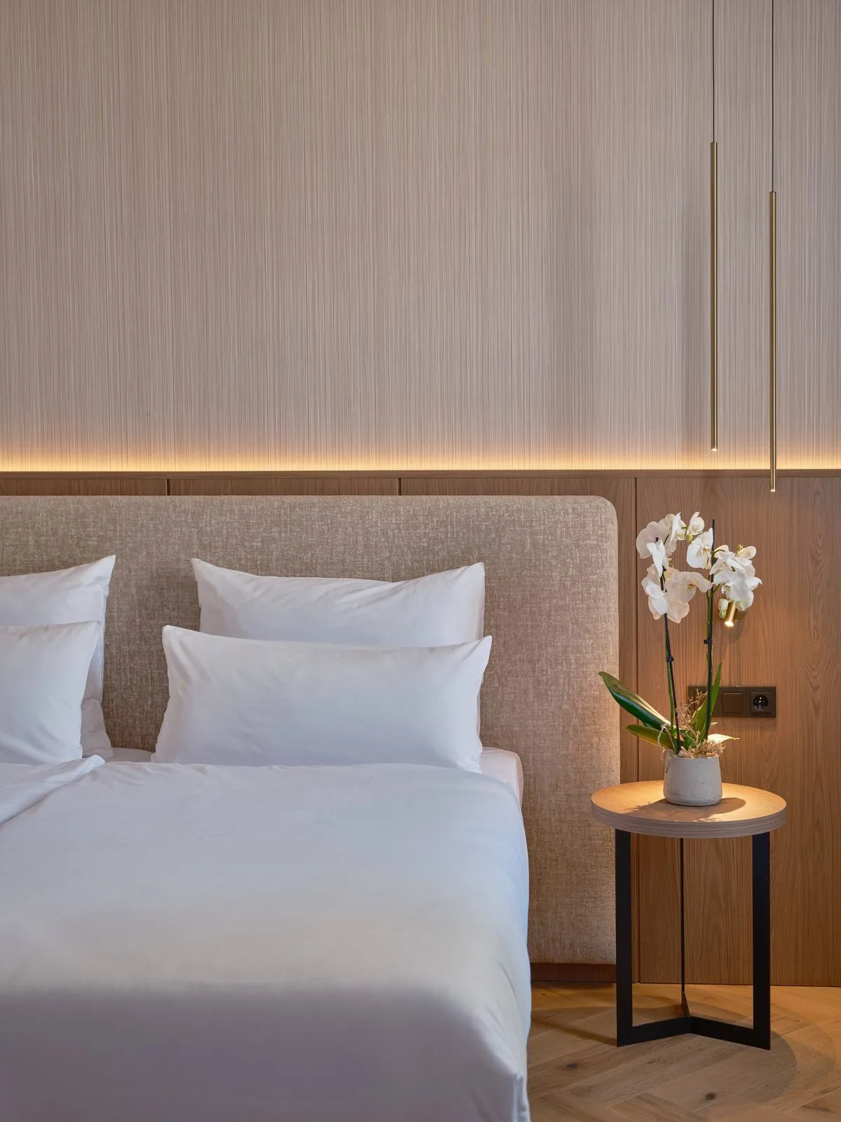 Postel a noční stolek – The Benedict Boutique Hotel