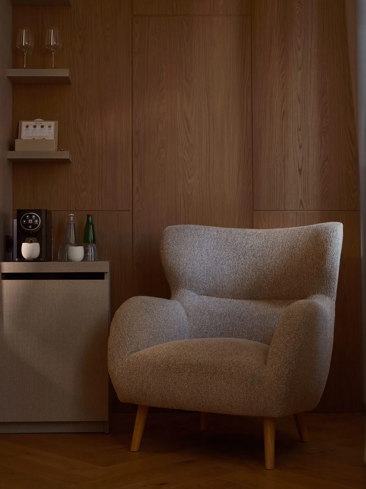 Křeslo a minibar – The Benedict Boutique Hotel