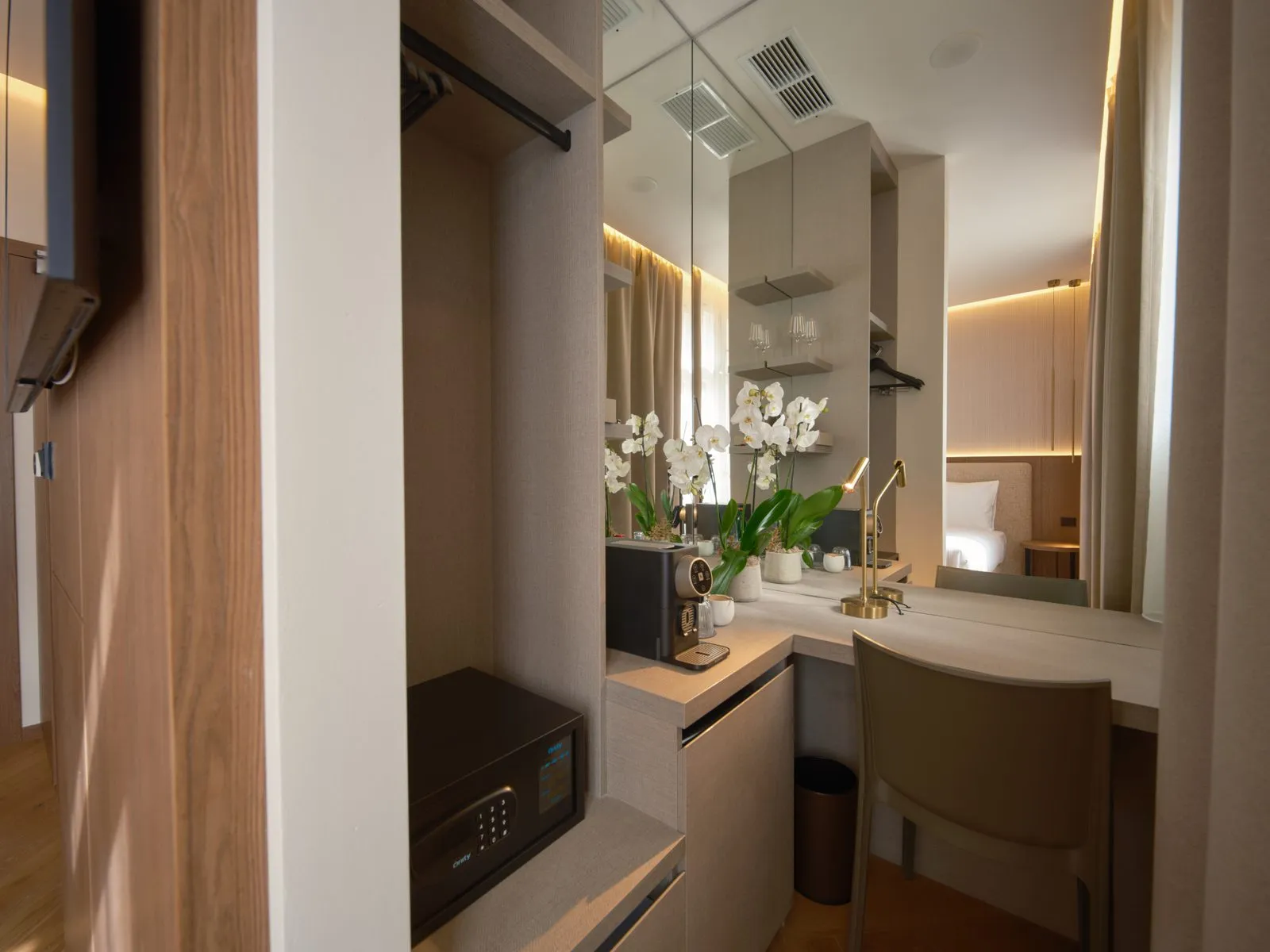 Šatna a minibar – The Benedict Boutique Hotel
