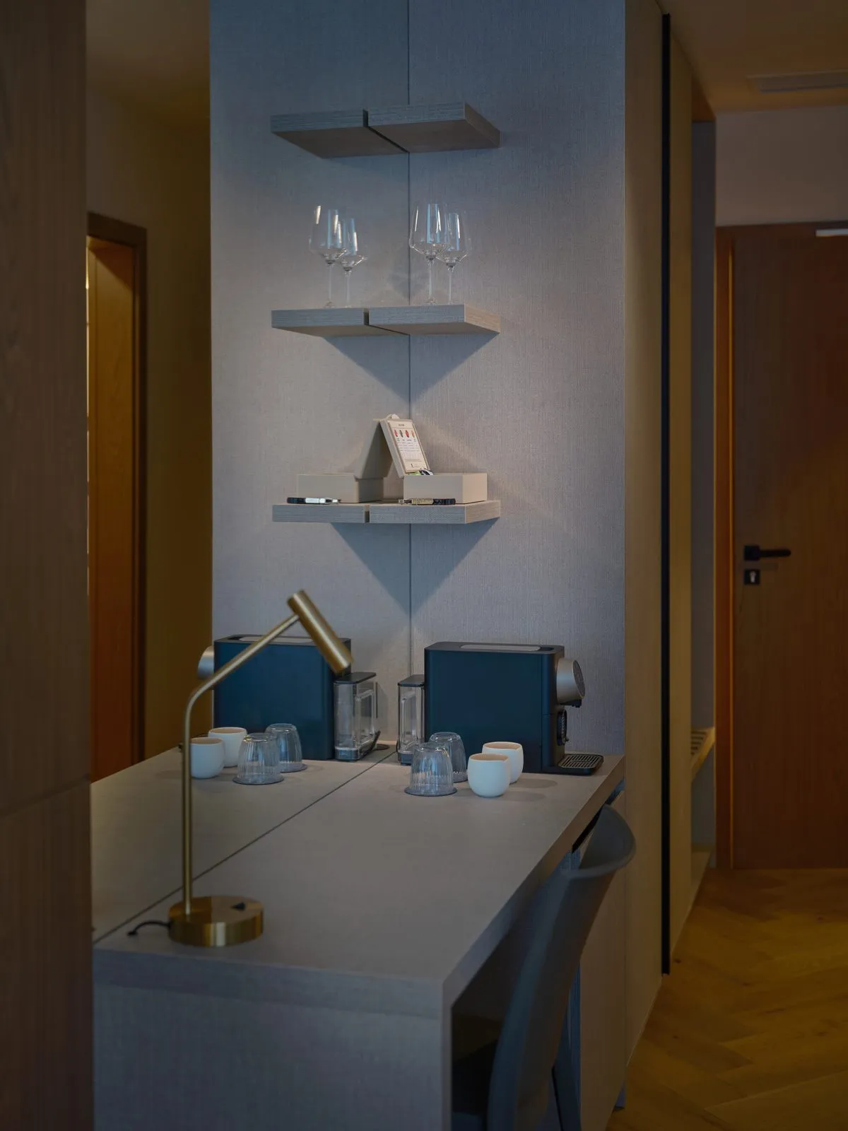 Pracovní stůl v pokoji – The Benedict Boutique Hotel