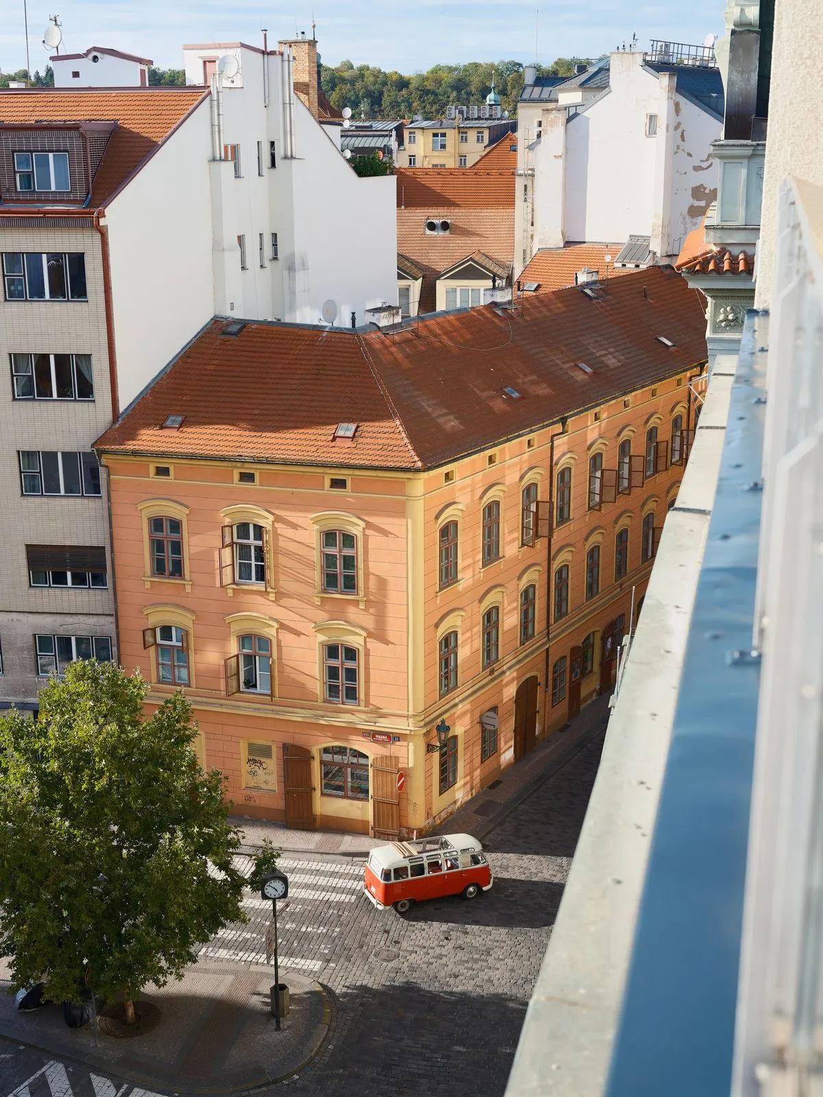 Výhled do ulice – The Benedict Boutique Hotel